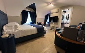 Rome Luxury Blue Suites- Love
